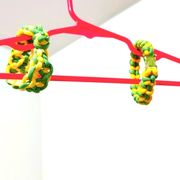 X2 Oregon Ducks team colored Paracord Bracelets. - Picture 2 of 7